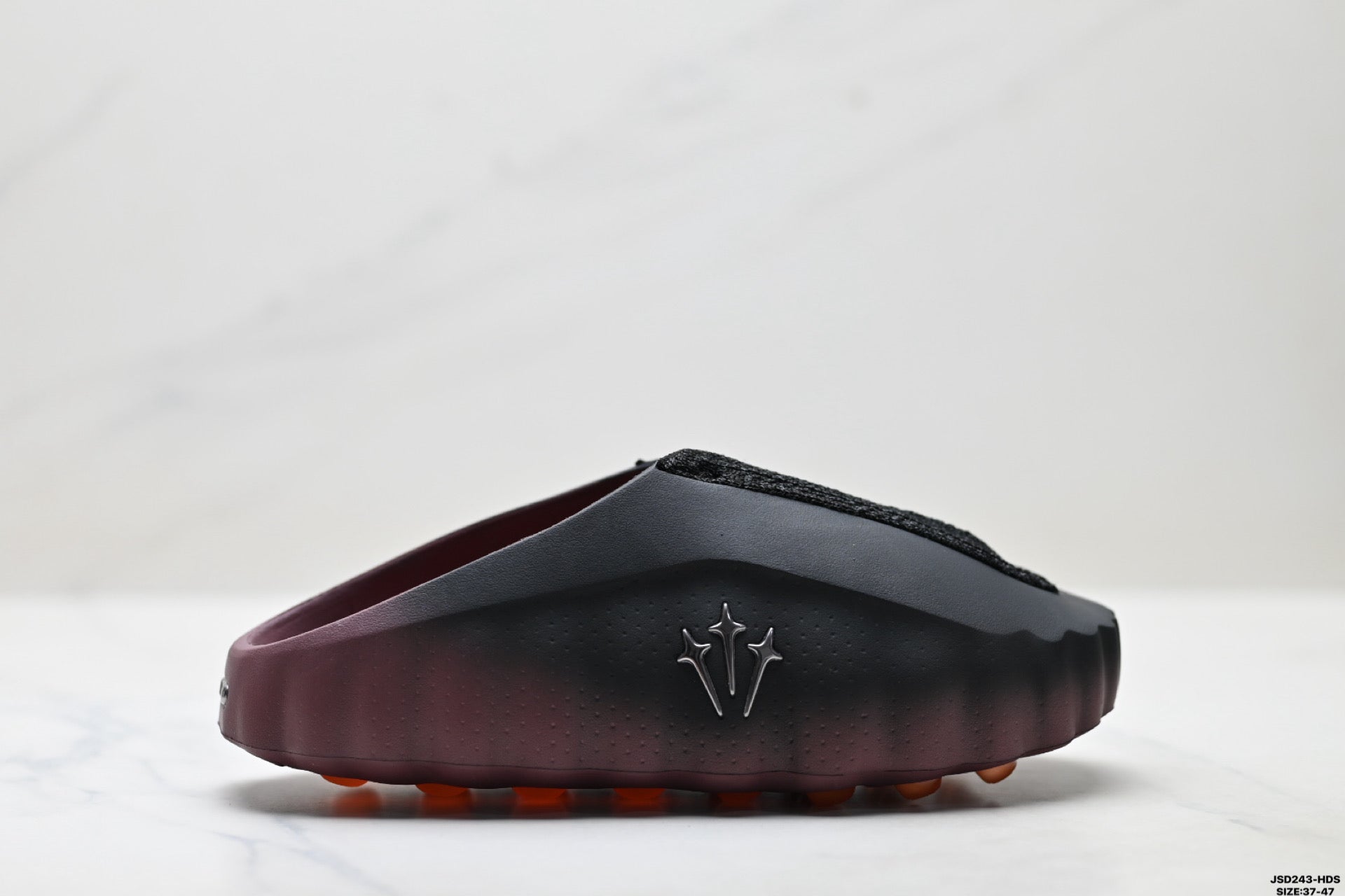 Comfortable and soft closed-toe slippers