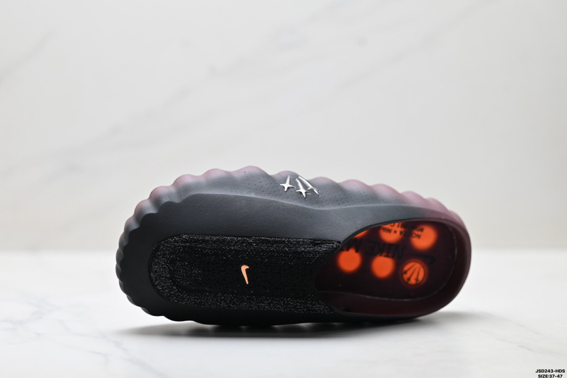 Comfortable and soft closed-toe slippers