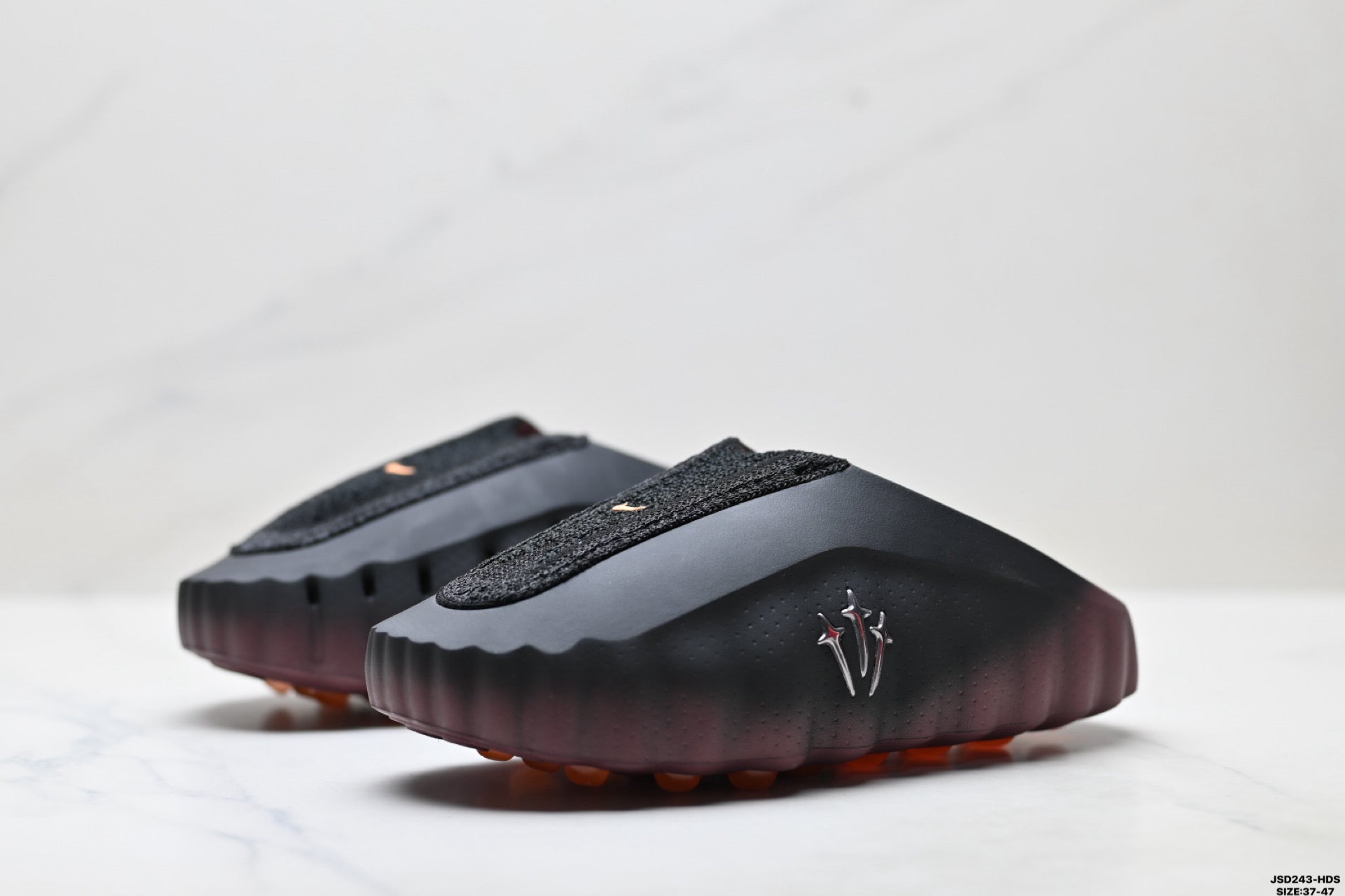Comfortable and soft closed-toe slippers