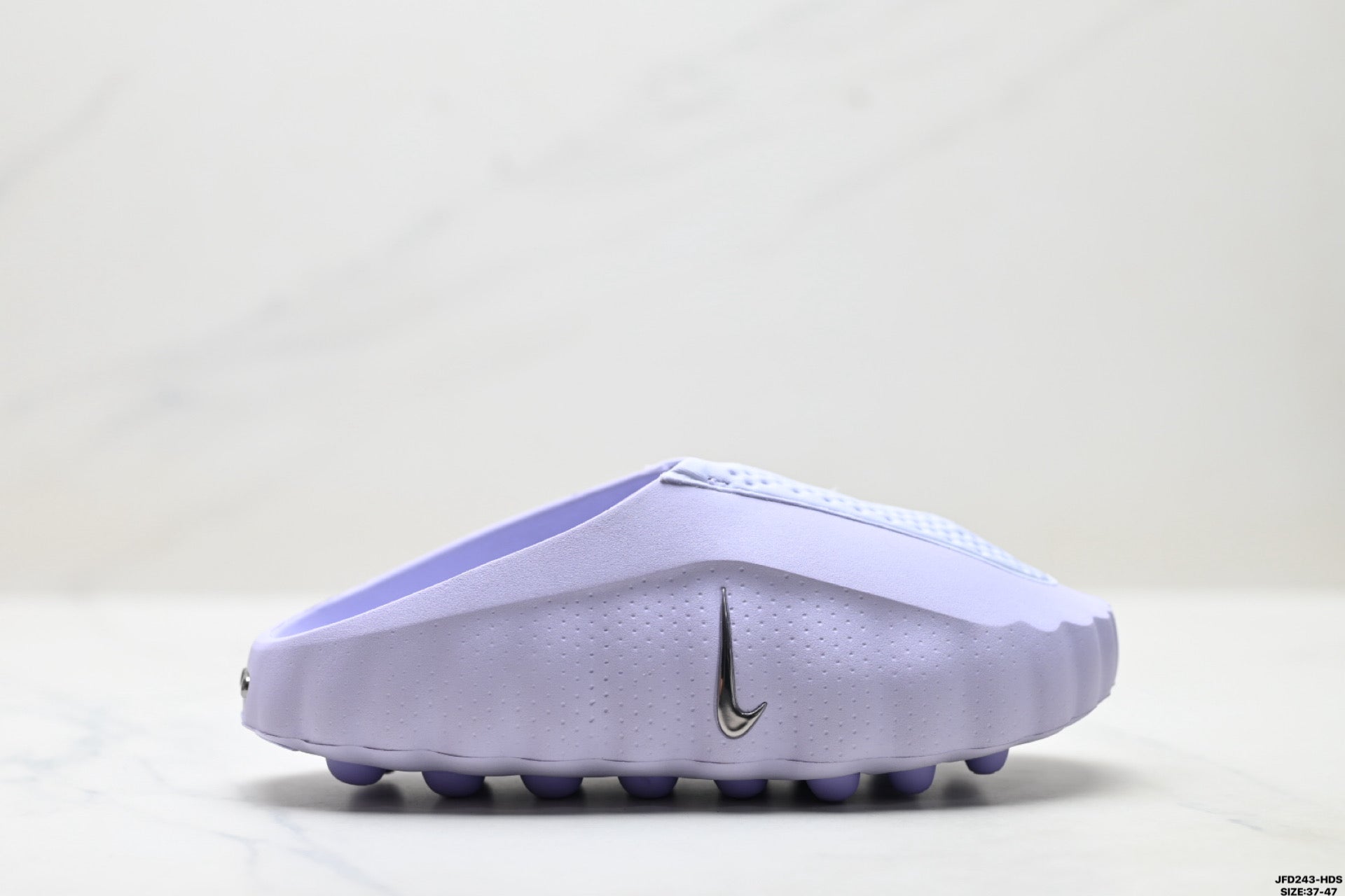 Comfortable and soft closed-toe slippers