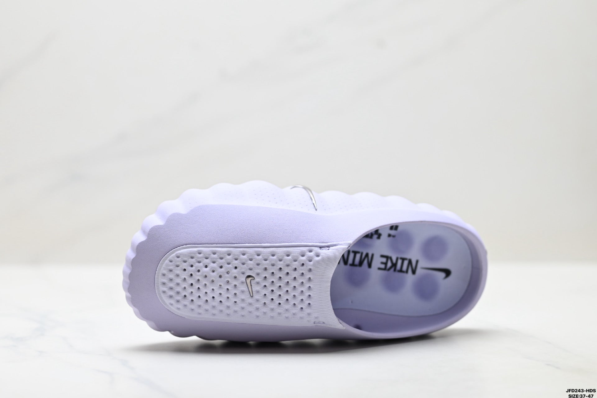 Comfortable and soft closed-toe slippers