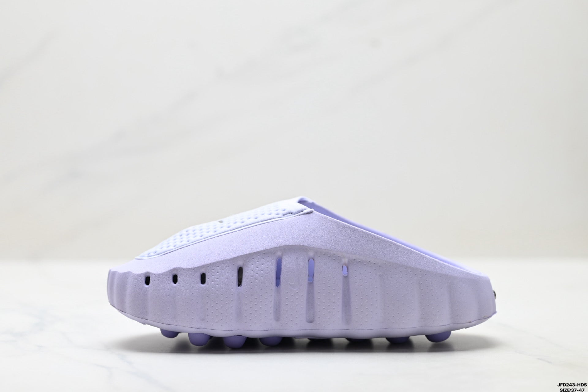 Comfortable and soft closed-toe slippers