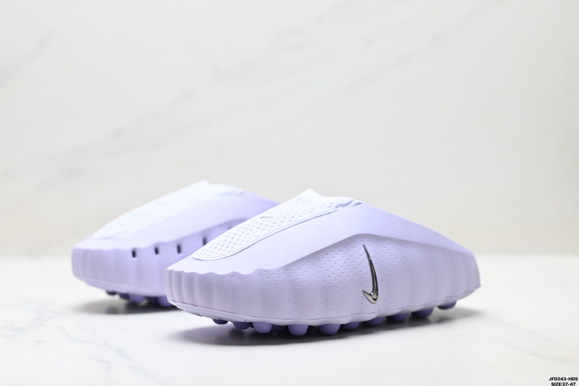 Comfortable and soft closed-toe slippers