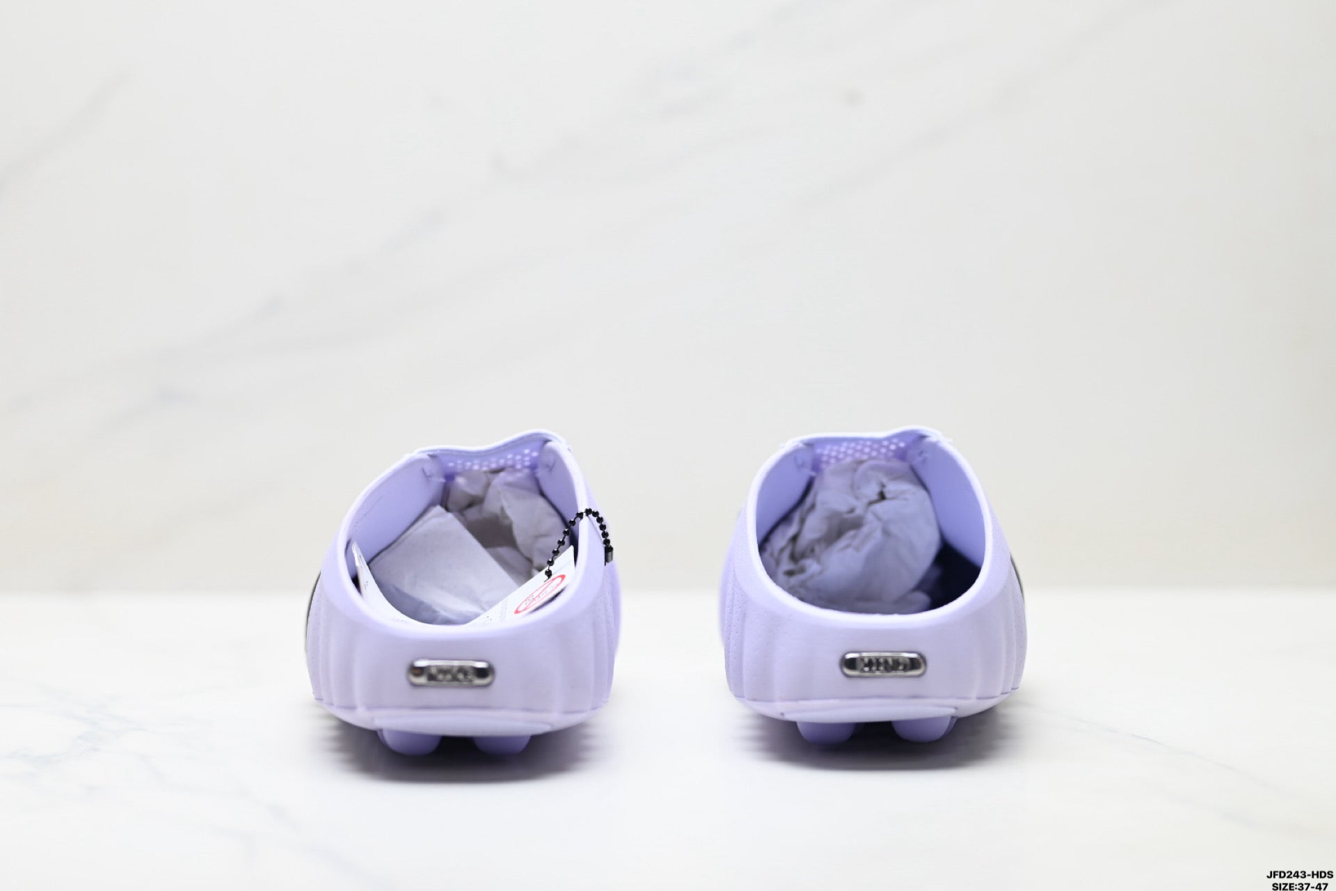 Comfortable and soft closed-toe slippers