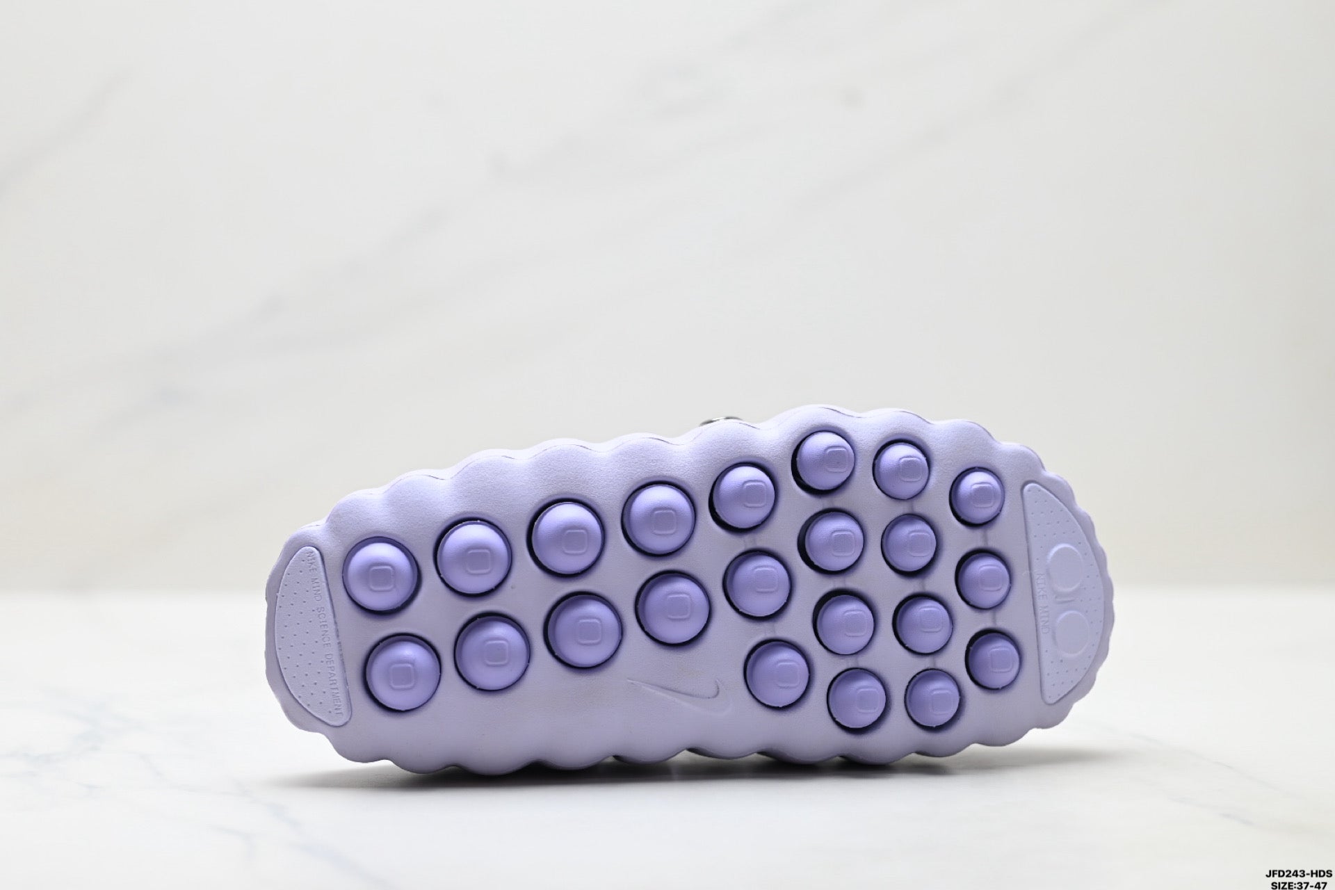 Comfortable and soft closed-toe slippers